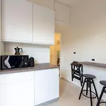 Апартаменты Joivy Blissful Flat For 6, Close To The