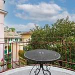 Joivy Blissful Flat For 6, Close To The